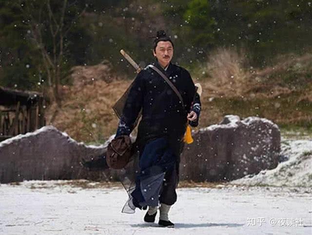 丘处机的出场很有中国古典小说的韵味:"那道士头戴斗笠,身披蓑衣,全身