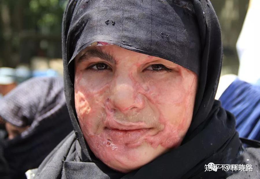 眼中,女孩子天生就是社会的底层人士,"被奴性"似乎才是她们生命的本色