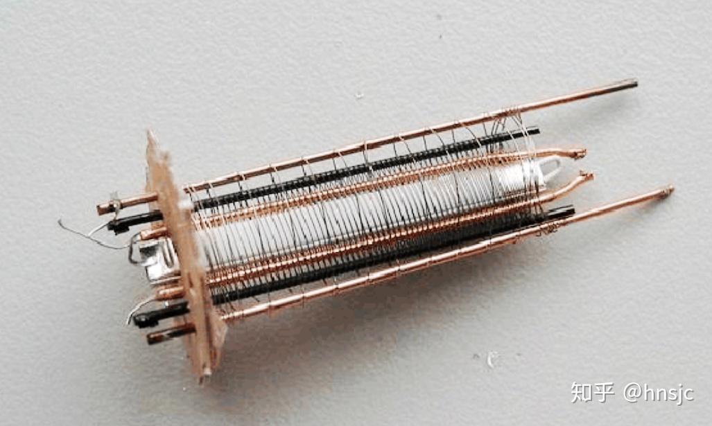 电子管栅极结构的静电学分析