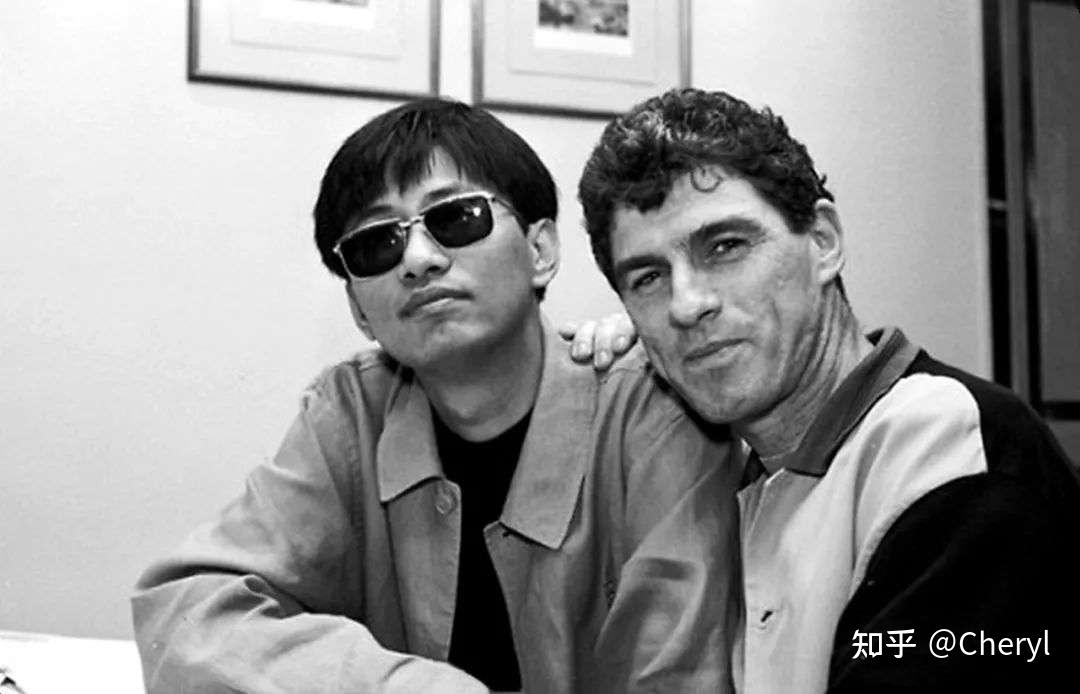 年轻时的王家卫与杜可风在众多与杜可风合作的演员当中,张国荣是被他