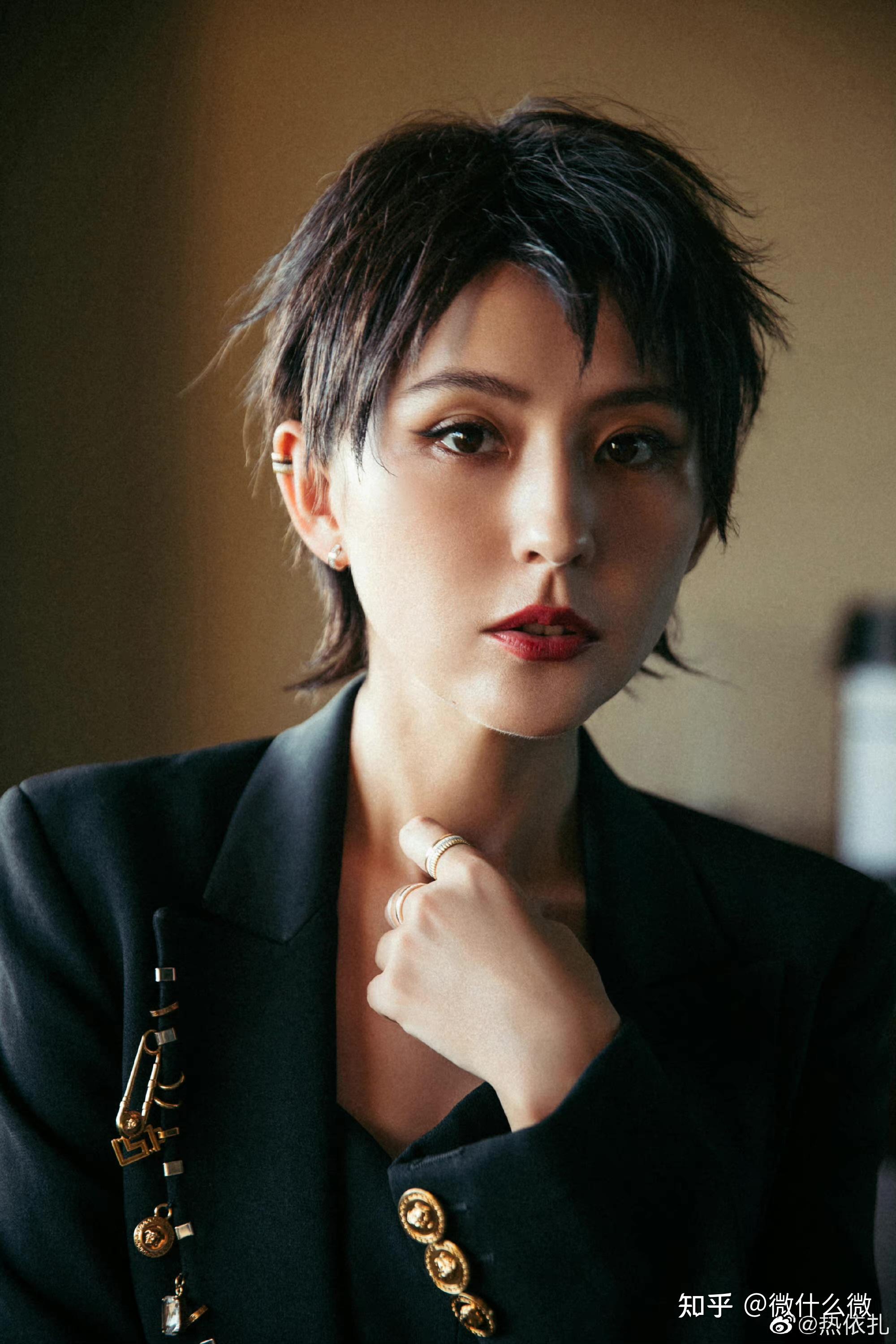 热依扎发文向网友硬核豌豆道歉她应该是第一个向素人道歉的明星