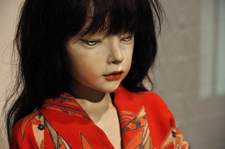 爱丨hans bellmer)hans bellmer的玩偶更像是一个个畸形体,而他将球形