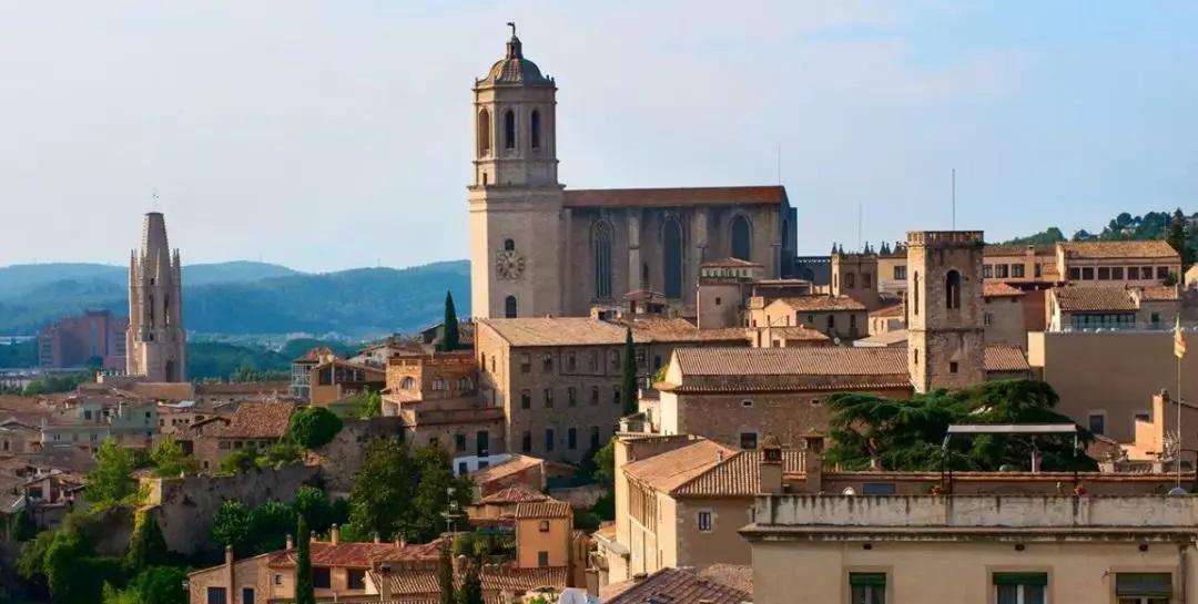 了她最后一个儿子"《权力的游戏》中布拉佛斯的自由市也是取自赫罗纳