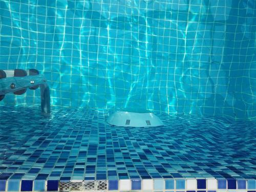 怎么能比较快速的清洗掉游泳池的池底污垢