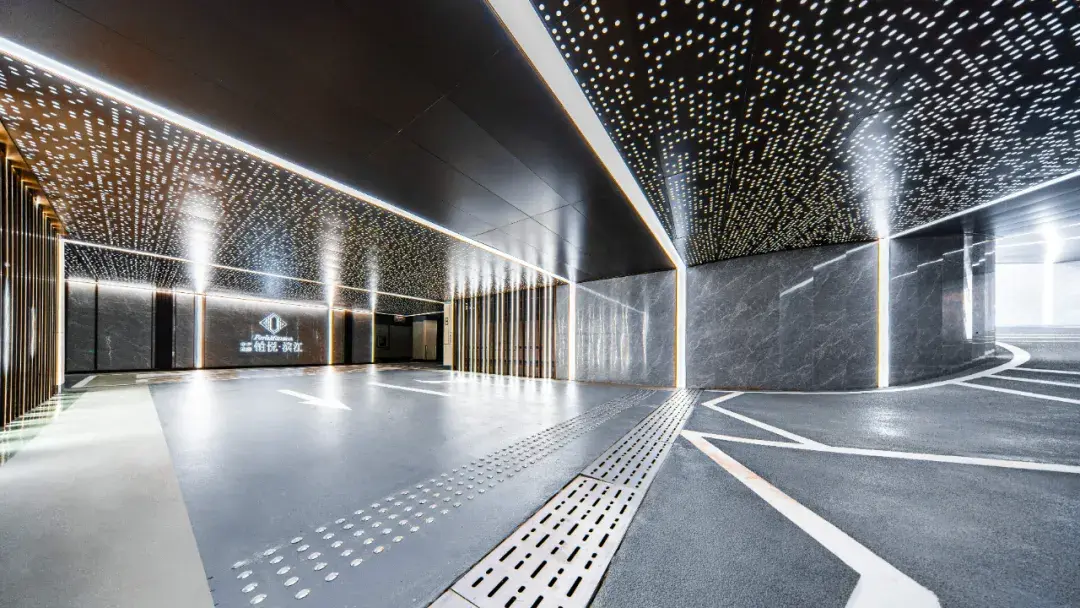 星光顶实景图地下车库坡道顶部精心设计了星光顶设计,一如星河般璀璨