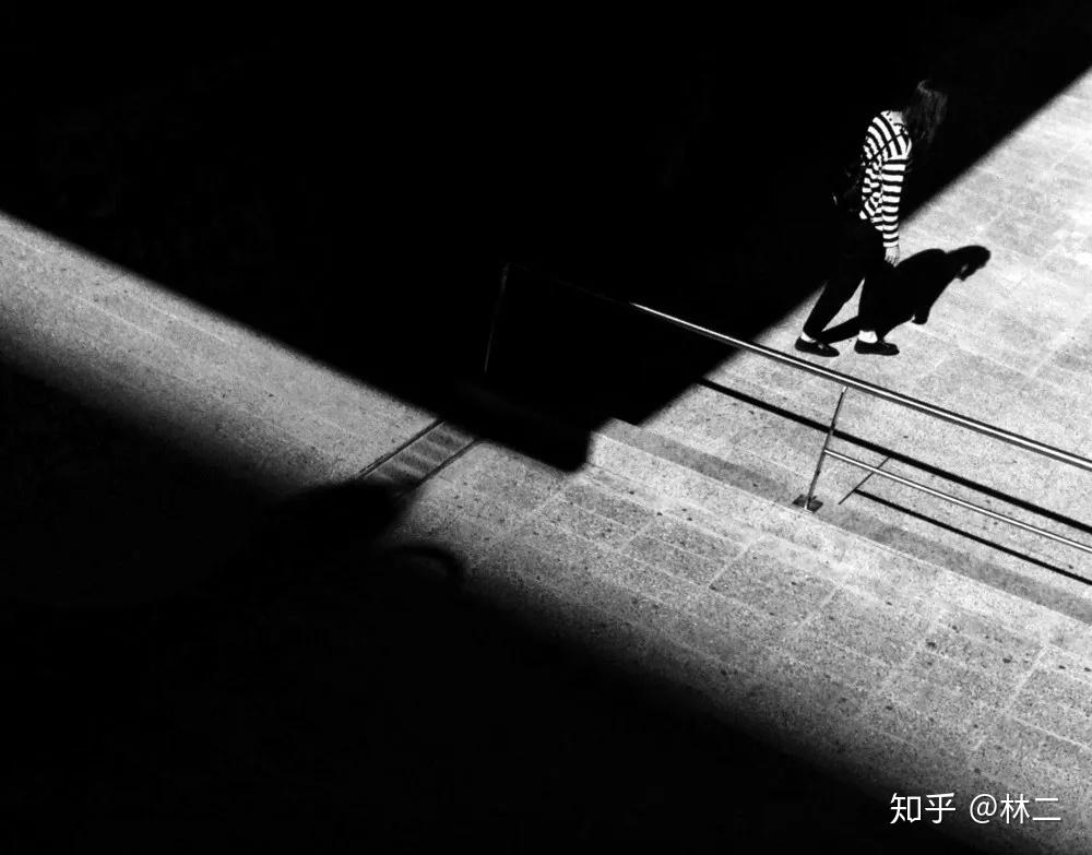 一部手机和街头玩光影游戏(西班牙摄影师何塞路易斯巴西亚费尔南德斯)