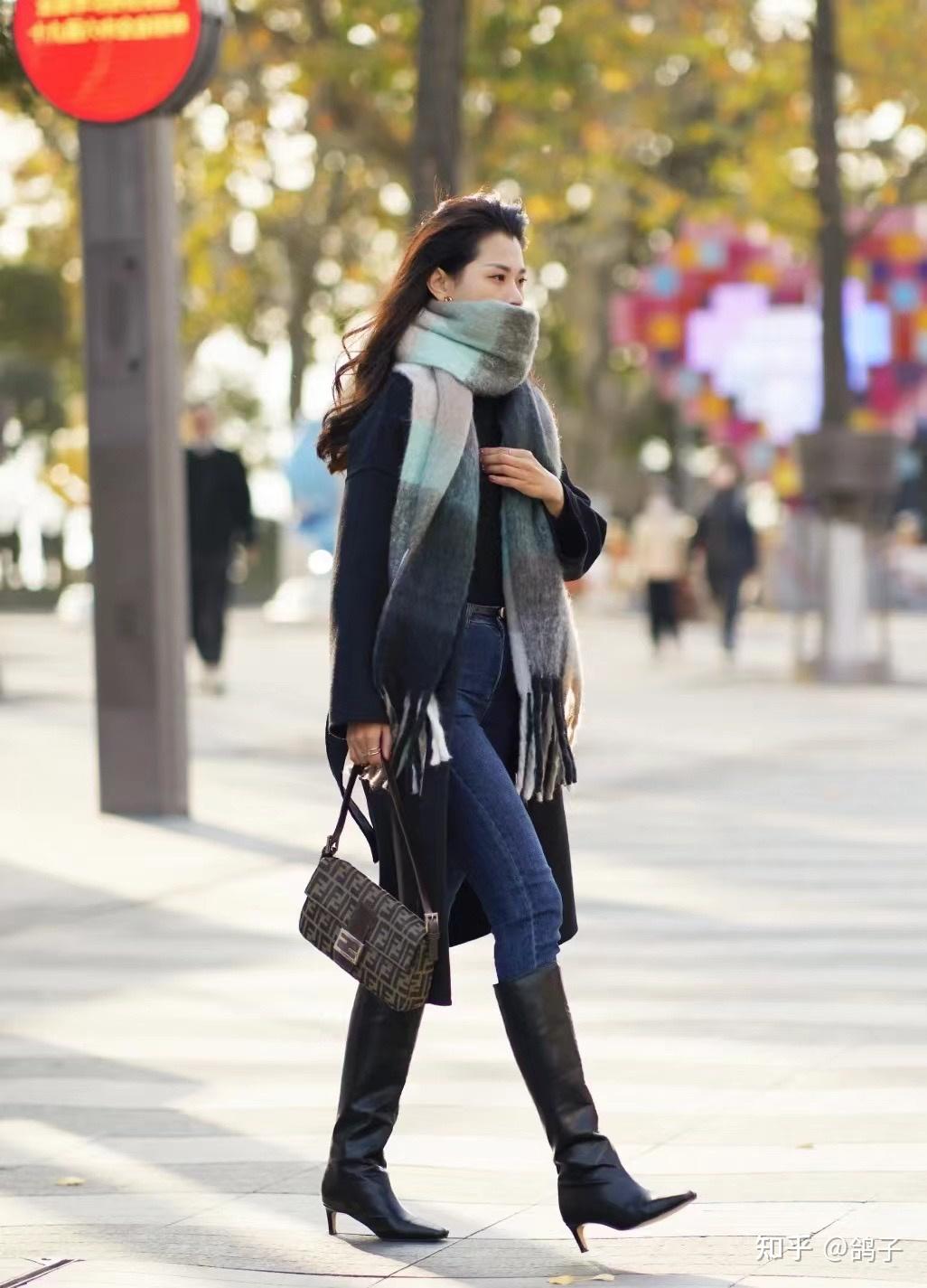 看街拍 识包包:9组fendi法棍包,手拎包,斜挎包穿搭示范