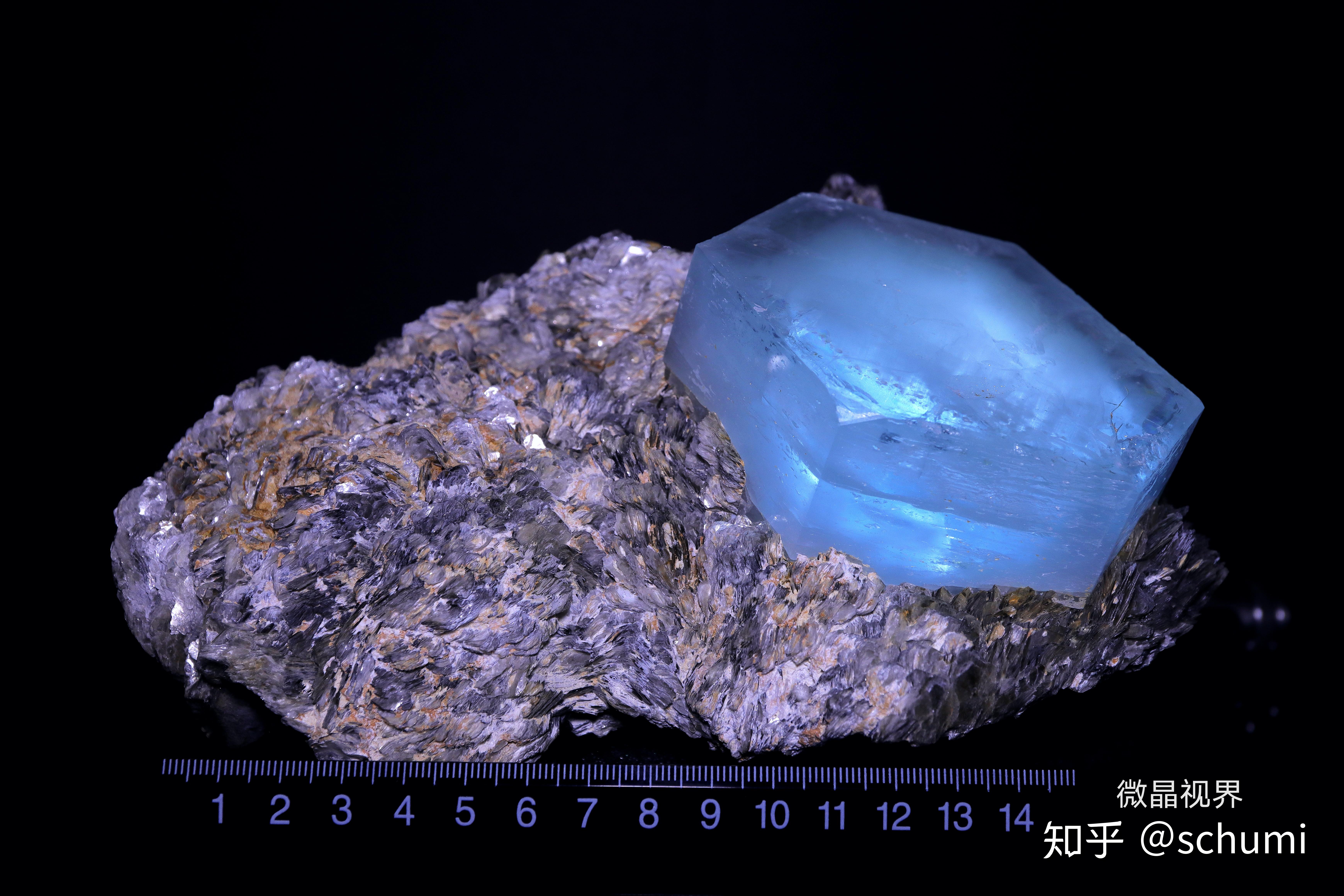 海蓝宝石伴生矿图片