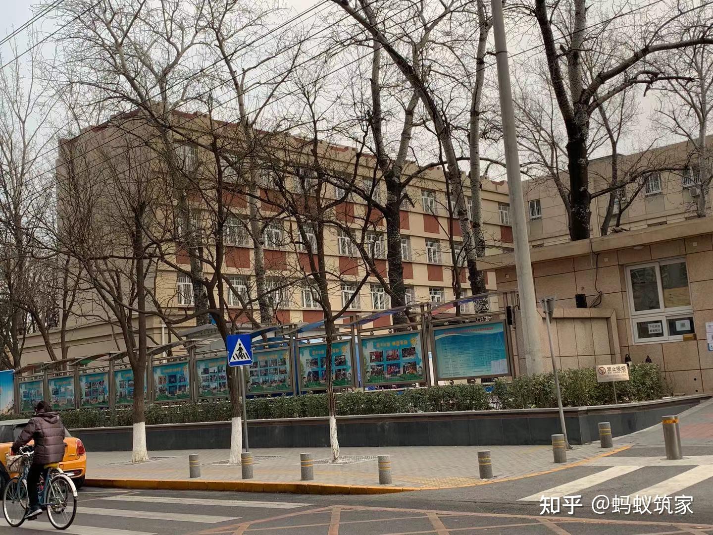 青年湖小学:2020年招生9个班,每个班37个人左右,小班教学,15年教改
