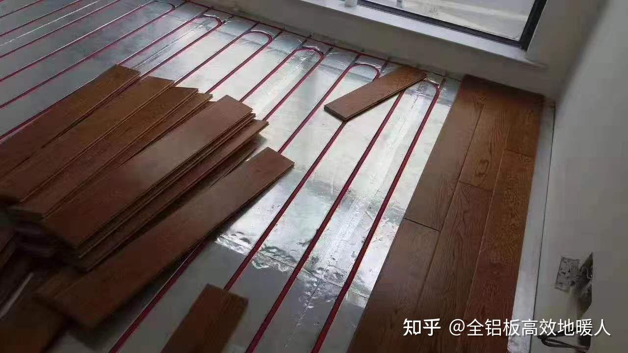 5公分厚铝板沟槽地暖模块干法铺设,表面直接铺地板或地砖,含地板地砖