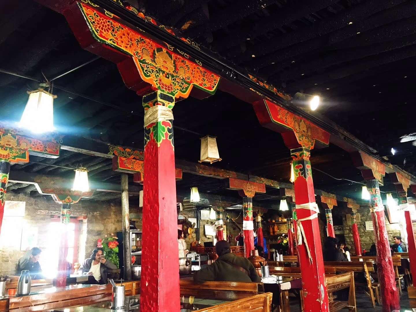 像个老拉萨一样游荡在拉萨的茶馆里