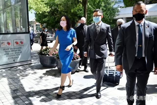 50歲孟晚舟發佈會造型封神穿襯衫裙配蝴蝶胸針美成名媛天花板