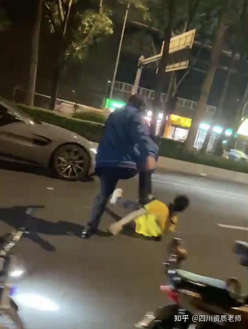 广州外卖小哥被当街暴打全程无法还手打人者恐吓路人谁拦弄死谁