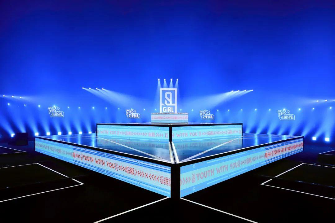 中心舞台安置了升降装置,侧面的屏幕配合着灯光营造舞台效果