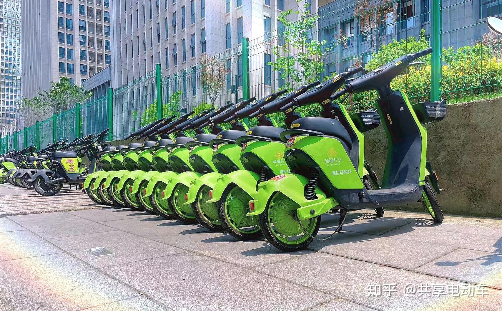 共享电动车为城市居民的日常出行提供了新的选择,走在街道上,经常能