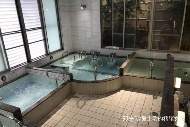 足癣可通过接触足癣患者使用过的拖鞋,浴盆,洗脚毛巾等物品传播,因此