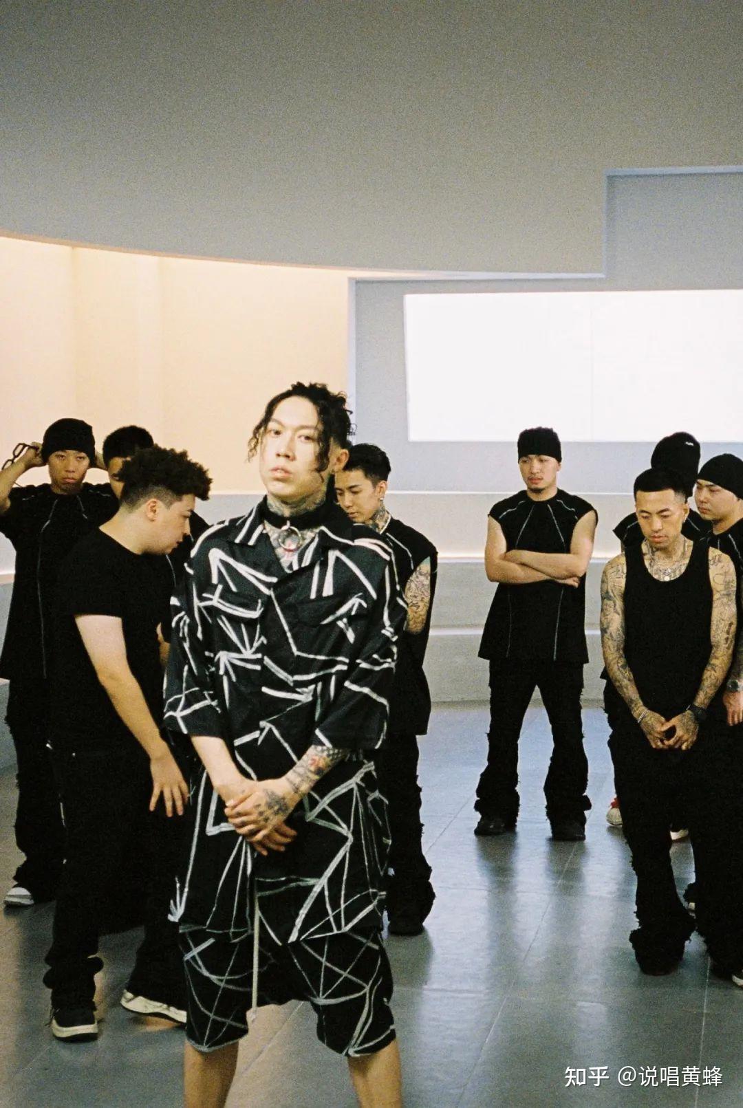 在盛宇和psy.p的1v1对决中,哈评人李君豪把票投给了psy.