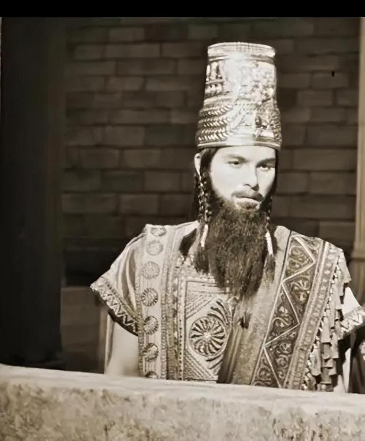 汉谟拉比去世后,巴比伦王国逐渐走向了衰落,被赫梯人和加喜特人入侵