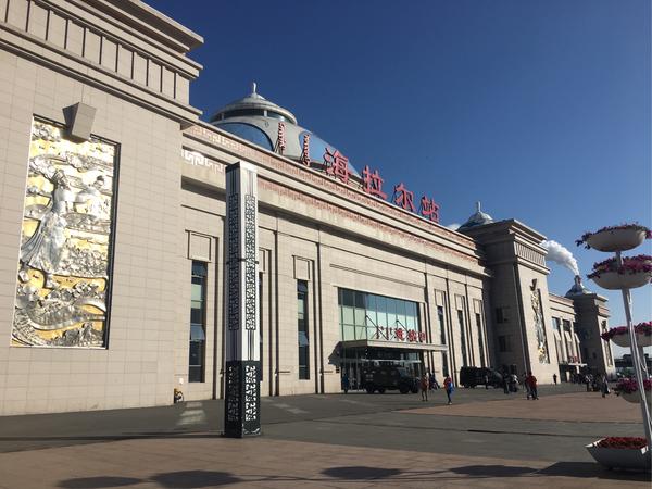 去年暑假去内蒙古旅游时 第一站在海拉尔下车 出火车站时拍了一张