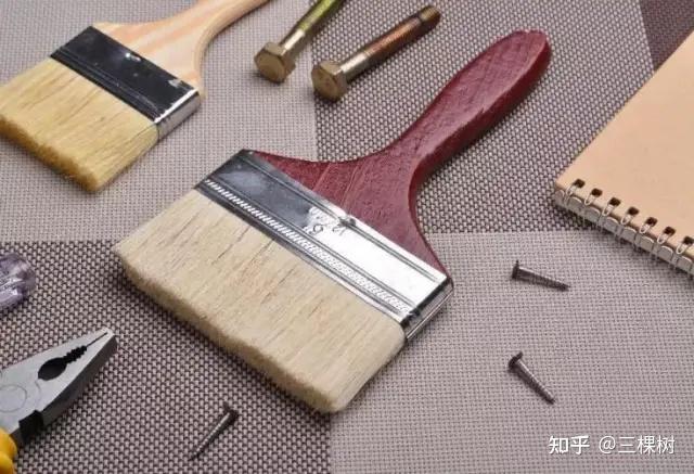 翻新墙面,可以直接在旧的面漆上直接刷底漆吗?