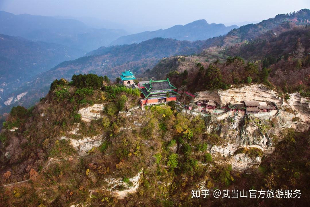 可攜帶1名親屬,終身不限次免景區進山門票(130元/人)遊覽武當山景區