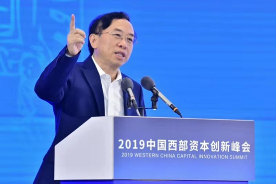 在峰会现场,中共成都市委常委,成都市人民政府常务副市长谢瑞武重点