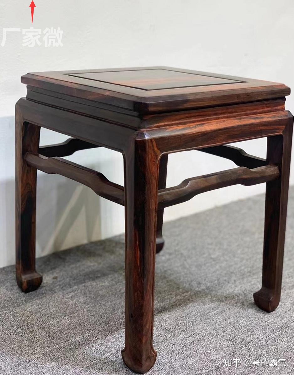 红酸枝木材的颜色,红偏紫色,放置时间越久,颜色会越深,紫色会越接近