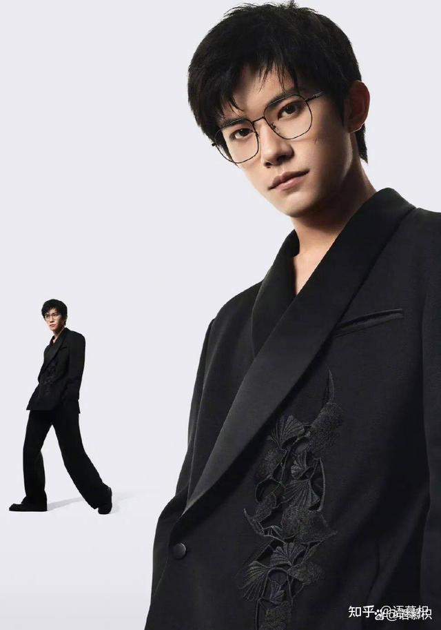 被渣浪的回复机器人罗伯特翻牌回复了"tfboys已经解散了,站姐们还是多