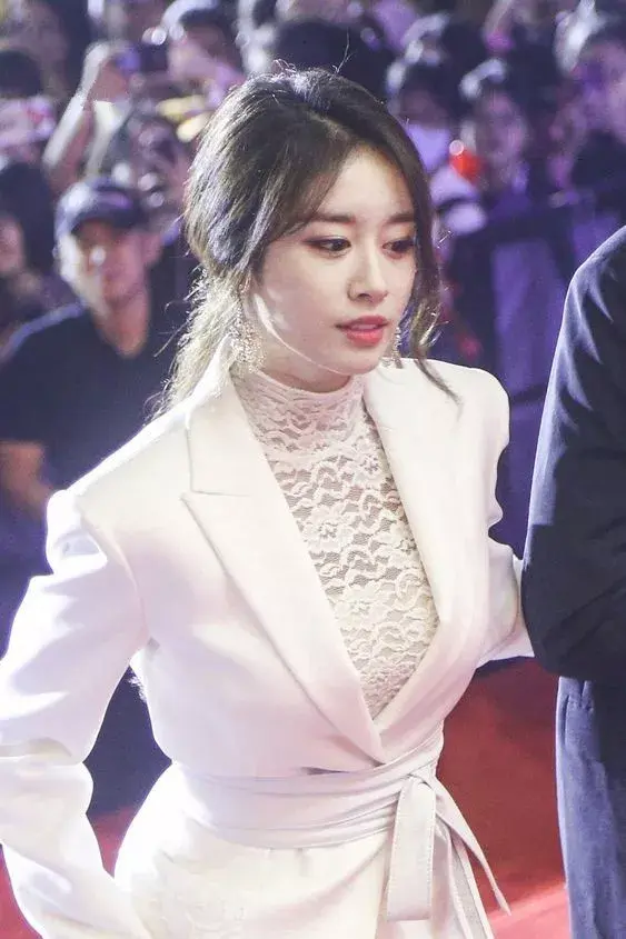 气质很适合这种打扮,因为其长相属于传统型的美人,看她以前的礼服扮相