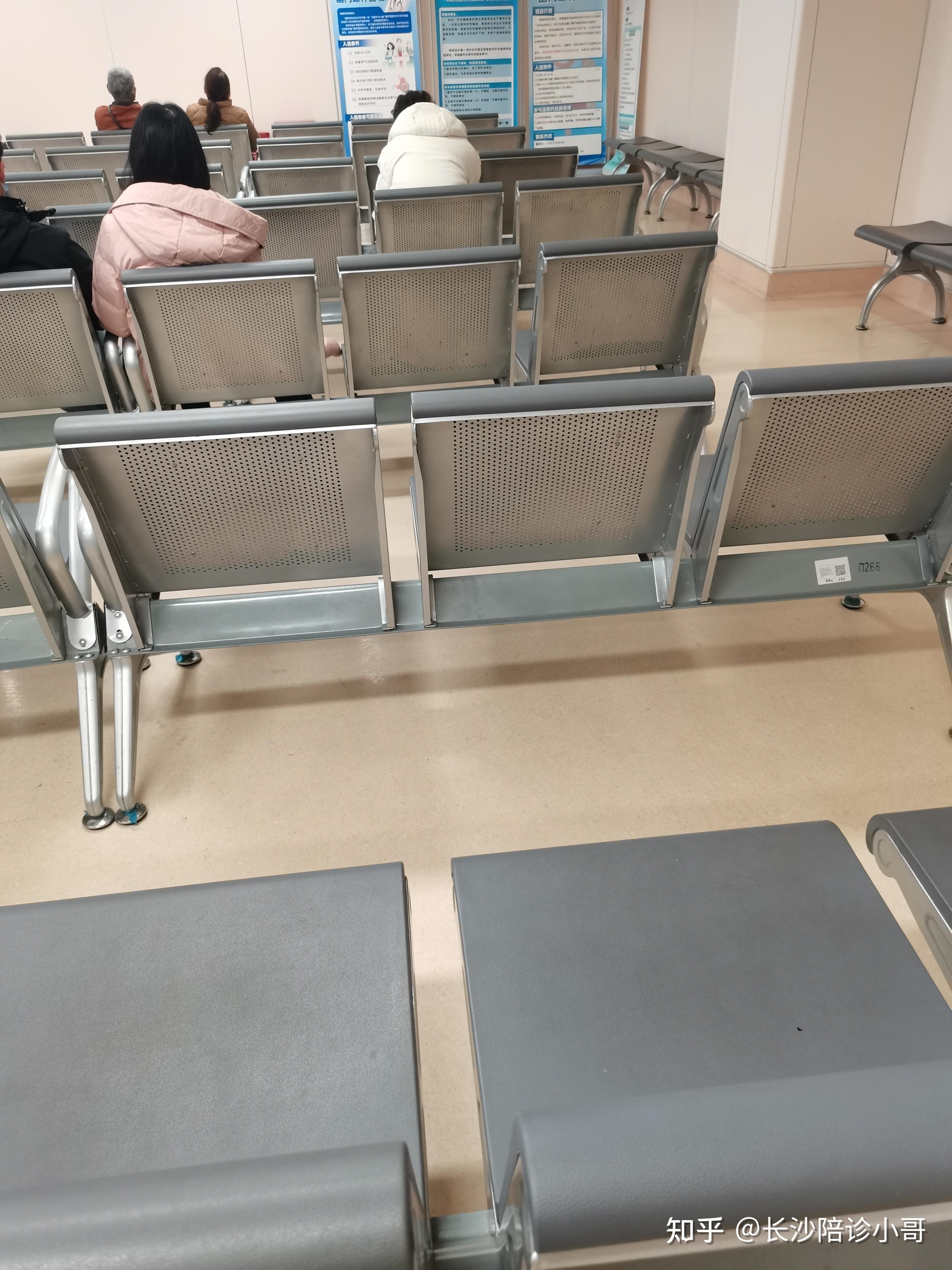 中国中医科学院眼科医院代诊挂号服务术后康复训练、复诊全程陪同，恢复更高效的简单介绍