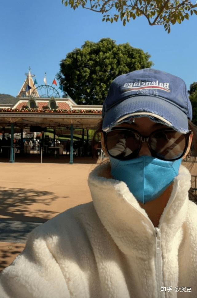 当众摘口罩不畏感染风险,现场人山人海 - 知乎