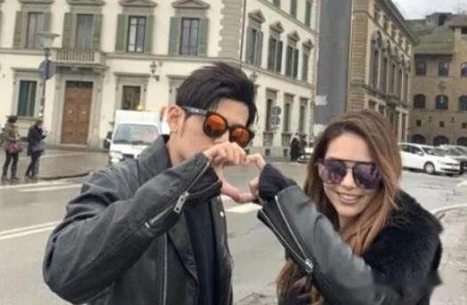 洋娃娃昆凌16岁离开初恋嫁大14岁周杰伦结婚多年赔10个亿