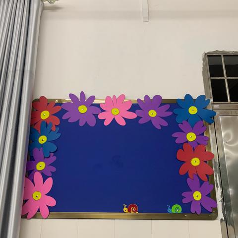 因为布置教室不报销,自费买了一些卡纸海绵纸,用马克笔随意画些图案