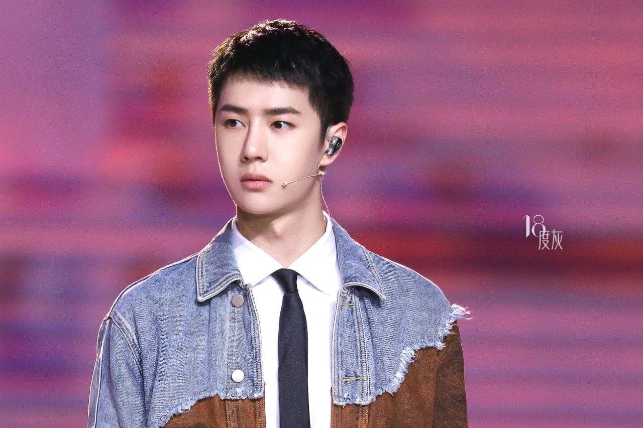 王一博壁纸:他是舞台上绚烂夺目的光芒,也是背后默默努力的小孩 - 知