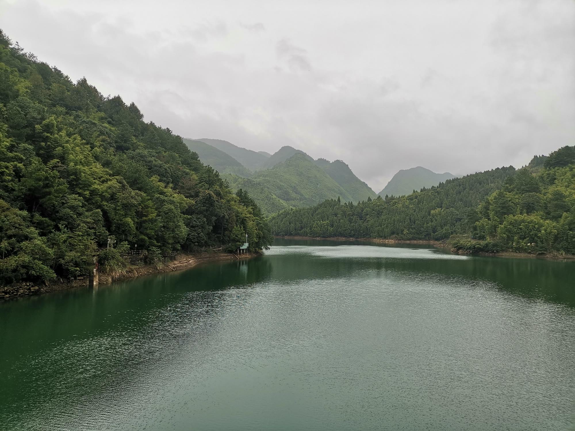 偶遇北碚深山大型水库凸峰兀立环境优美烟雨朦胧游人陶醉