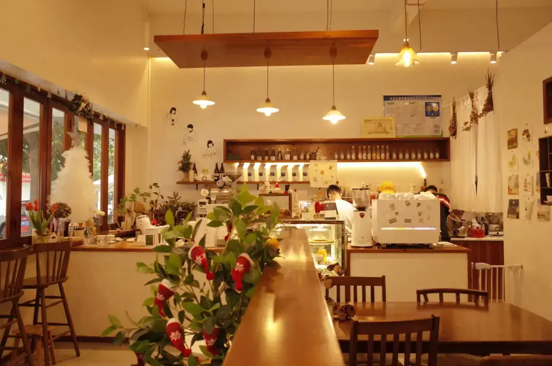 冇草——日系木质风的温暖社区咖啡店