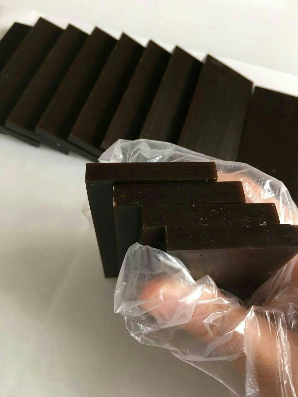 胶块,原产于山东东阿县,已有三千多年的应用历史,与人参,鹿茸被誉为"