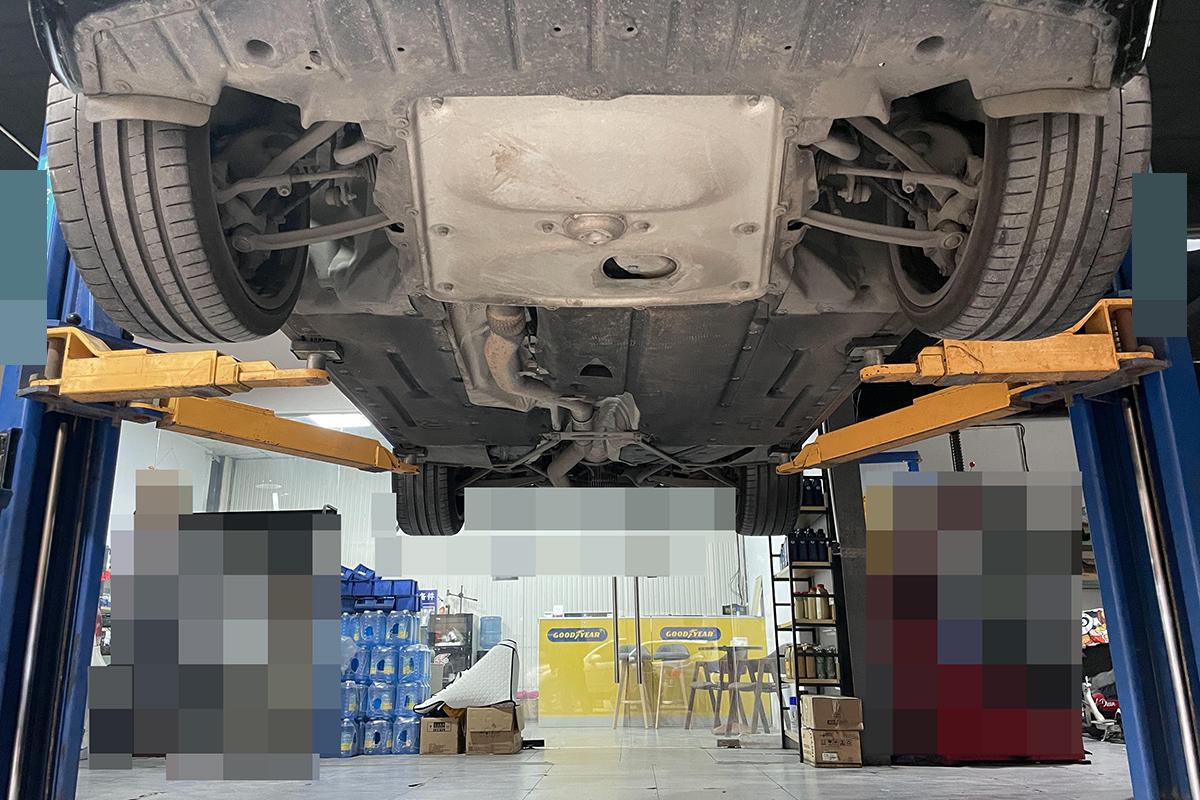 修理厂的师傅帮忙把车子升起来的,整体看底盘并未发现有什么问题,毕竟
