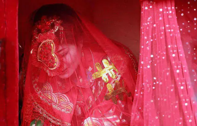 也哭过鞭炮比新娘子还急,一路催坐花轿的灵感是从清朝借来的嫁衣更早