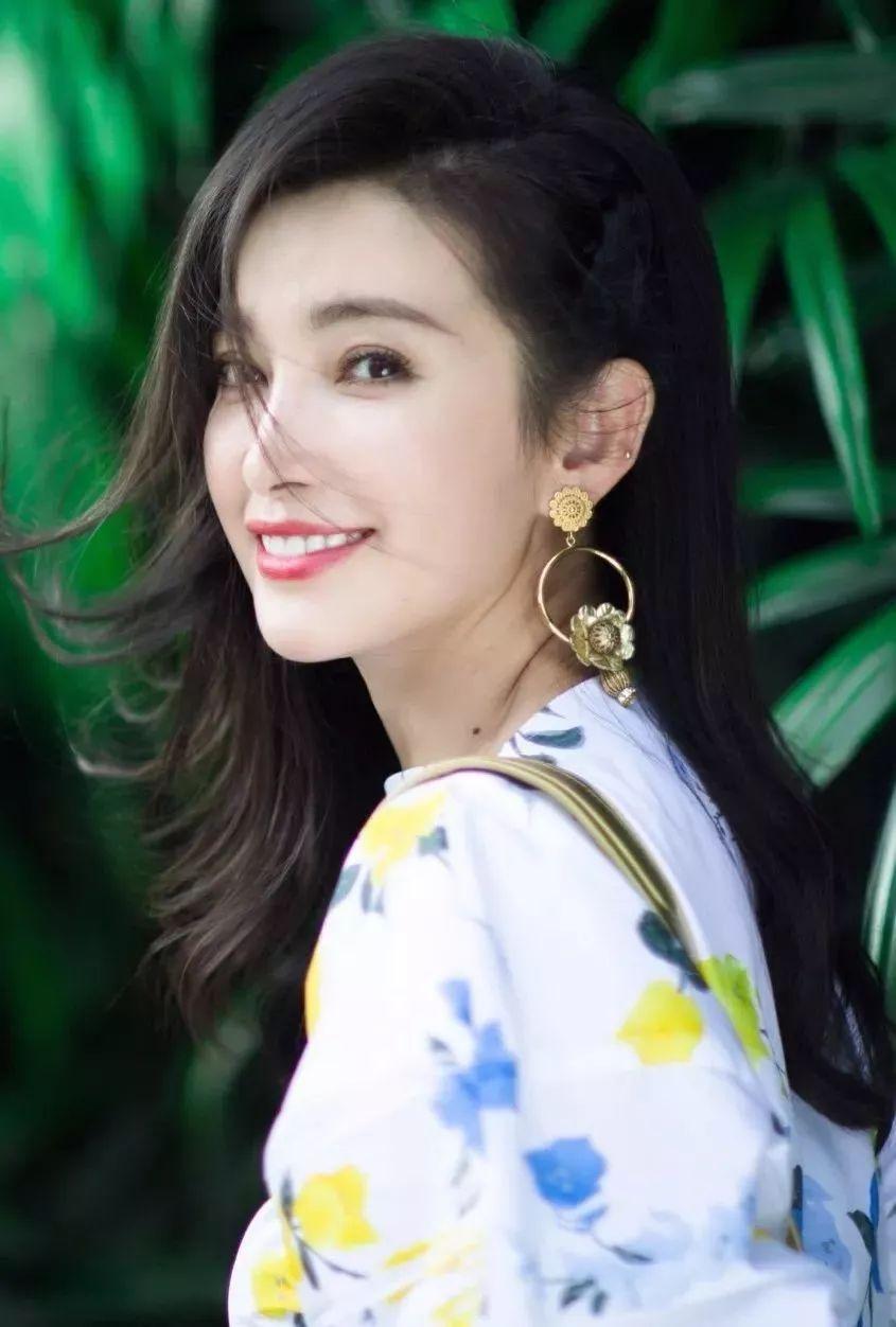 surface系列 18k金几何面镂空尖晶石耳环而重心偏下的长型耳环会把