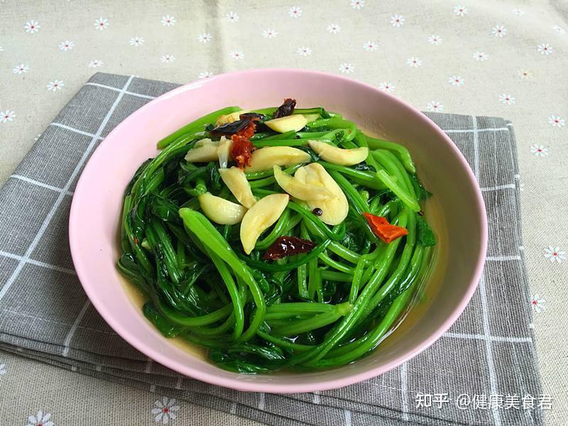 不管炒啥青菜,一定要记得把炒锅烧热.然后用葱姜干辣椒段炝锅.