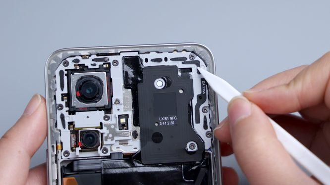 荣耀90 gt的deco采用了螺丝 粘胶的双重固定方式,拆之前看镜组凸出并