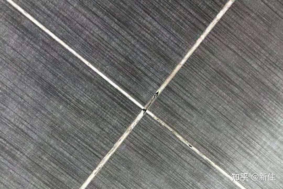 卫生间的话就很严重,勾缝剂遇水会有点溶解,而且时间久了缝隙会发霉