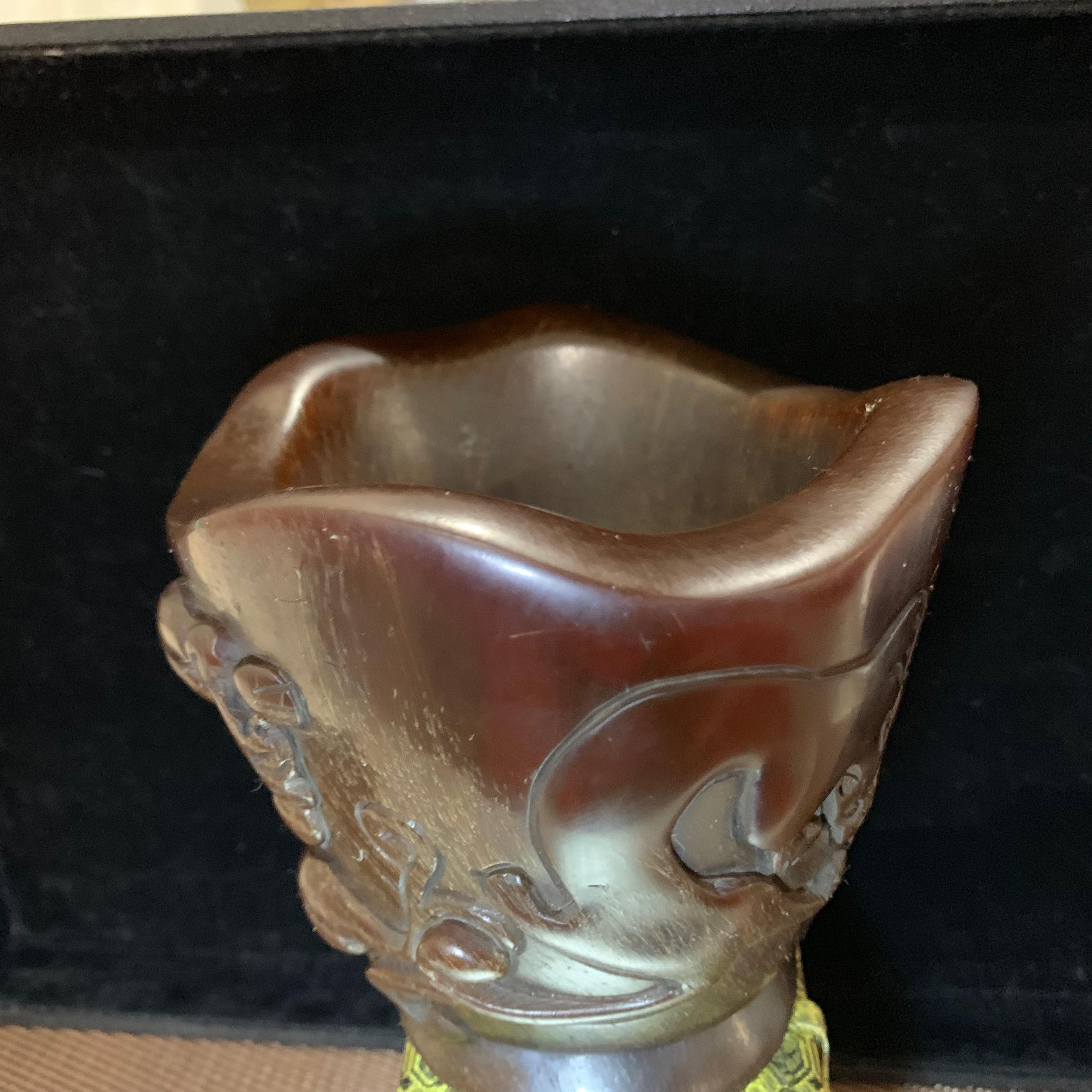 一次在网上看到活生生的犀牛被残忍的割掉了犀牛角