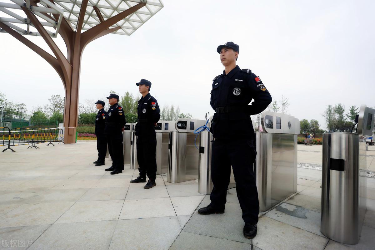 2,一站就是一天的保安大哥