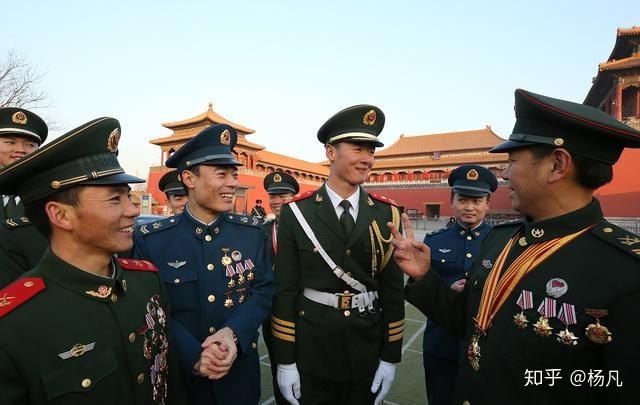 上士和四级军士长服役期满,"退伍"和"转业"该如何选?