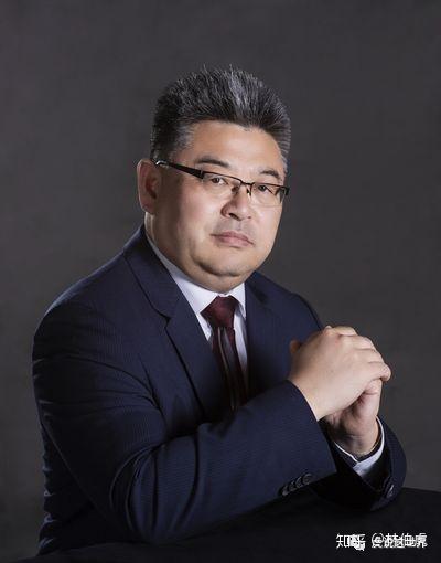 我看这篇彭博社的报道——他出身于中国,(南开的本硕),博士毕业于