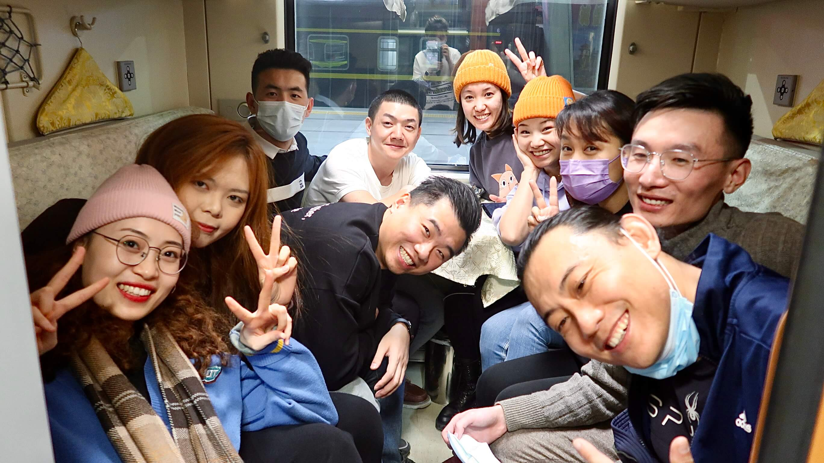 21:09,z117, wellcee滑雪行北京小分队乘上了开往雪国的列车,奔赴那