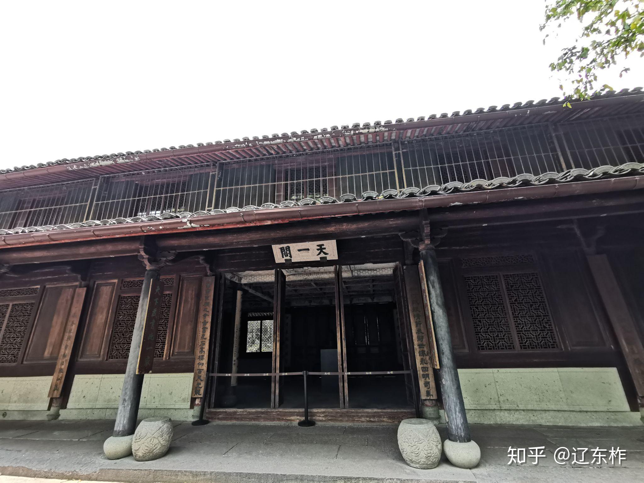 天一阁是世界最早的私人藏书楼之一,由明嘉靖年间退休的范钦所建,至今