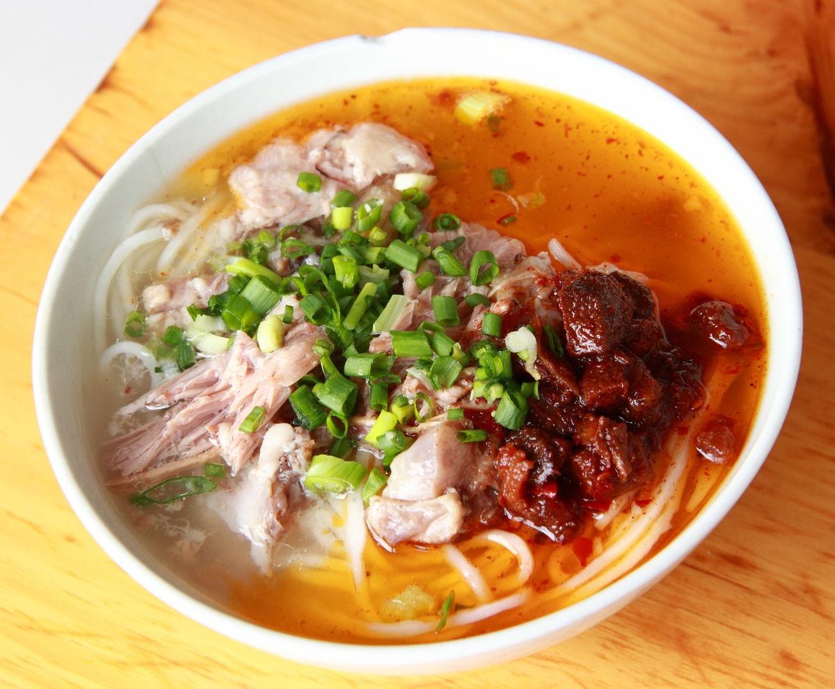 大理耙肉饵丝记得小时候,父亲经常用牛奶煮饵丝给我吃,奶香混着米香